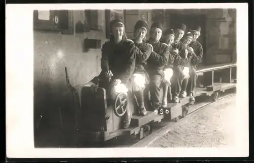 Fotografie Touristen als Berglute auf einer Grubenbahn