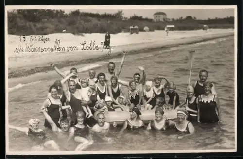 Fotografie Badegäste in Bademode mit Schlauchboot, Die Waserratten von Loble