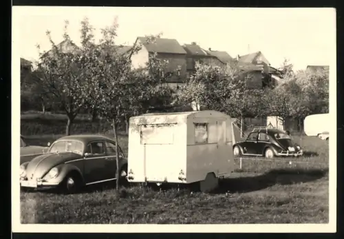 Fotografie Auto VW-Käfer nebst Wohnanhänger