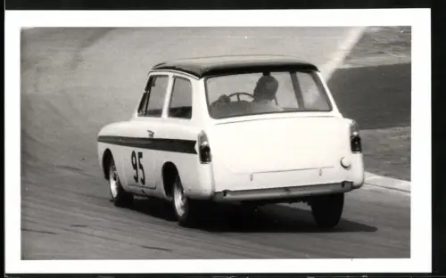 Fotografie Rennwagen Auston A40 mit Startnummer 95