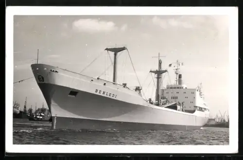 Fotografie Frachtschiff Benledi liegt vor Anker