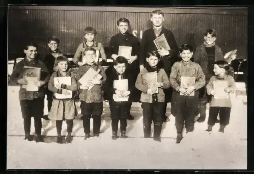Fotografie Schule auf Rädern, Kanadische Kinder vor dem Schulwagen in der kanadischen Schneewüste