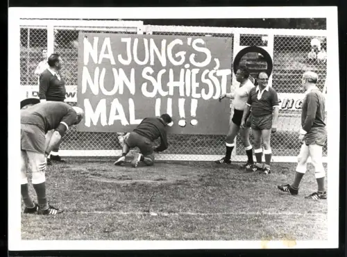 Fotografie Fussball Fans haben ihrem Team Banner an die Bande gehangen: Na Jung`s nun schiesst mal !!!