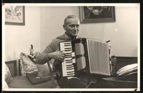 Fotografie Mann spielt auf seinem Akkordeon