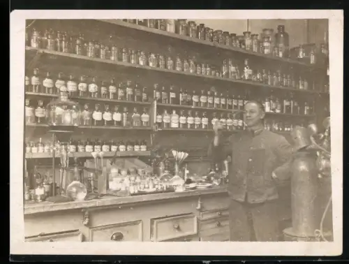 Fotografie junger Laborant in seinem Labor