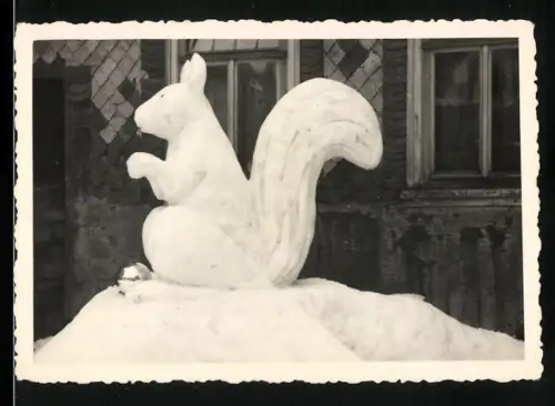 Fotografie Schneeplastik eines Eichhörnchen