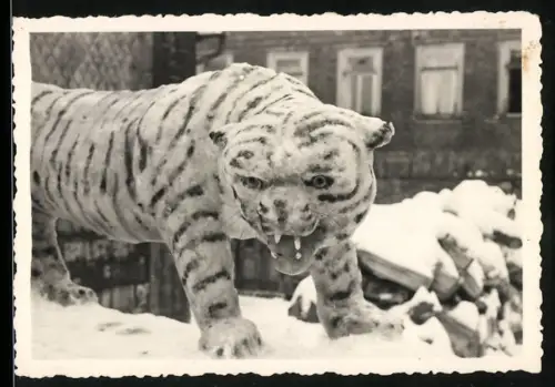 Fotografie Schneeplastik / Schneeskulptur eines Tiegers