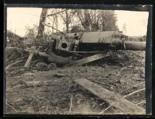 Fotografie zerstörtes Geschütz auf dem Schlachtfeld