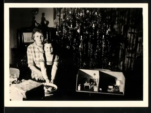 Fotografie Mutter und Tochter zu Weihnachten mit Puppenstube