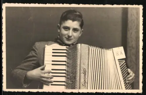 Fotografie Junge Hans mit seinem Gigantilli Akkordeon