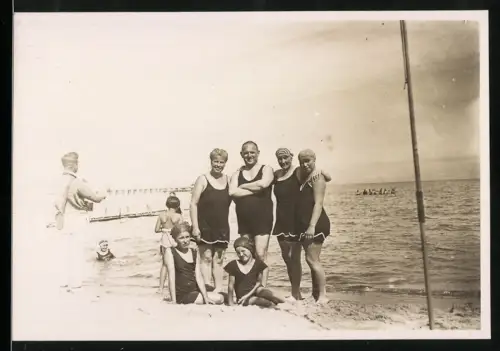 Fotografie Badegäste im Badeanzug am Strand