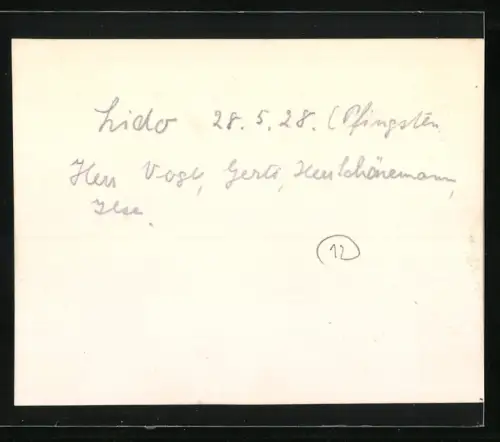 Fotografie Strandgäste in Bademode an einem Ruderboot, 1928