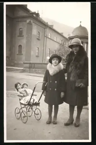 Fotografie Mutter mit ihrer Tochter samt Puppen im Puppenwagen