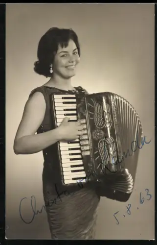 Fotografie Akkordeon Spielerin Christa von Landa, 1963