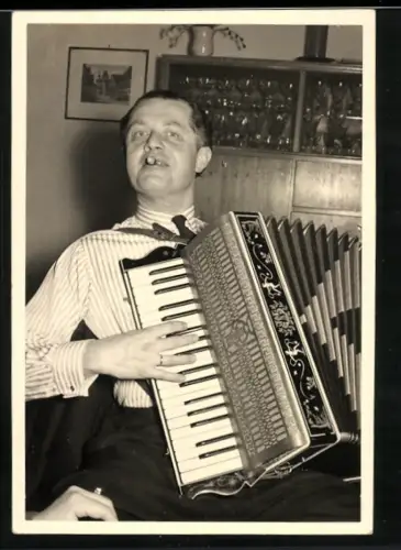 Fotografie Mann spielt auf Akkordeon mit Jugendstil Intarsien