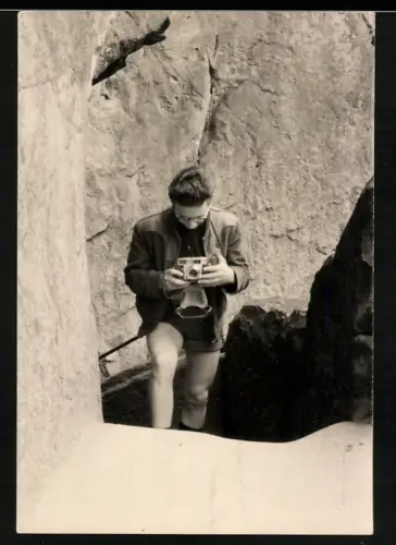 Fotografie junger Amateur Fotograf mit seiner Fotokamera