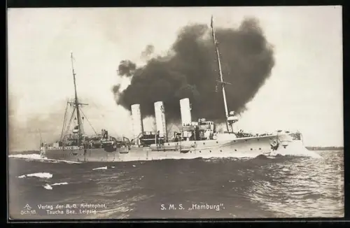 AK Kleiner Kreuzer Hamburg fährt unter Volldampf entlang der Küste, Kriegsschiff