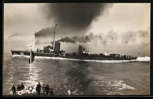 Foto-AK Torpedoboot Greif bei Durchbruchsmanöver durch die Linie der Schlachtschiffe