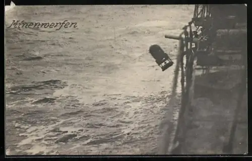 Foto-AK Abwerfen von Minen von einem Kriegsschiff