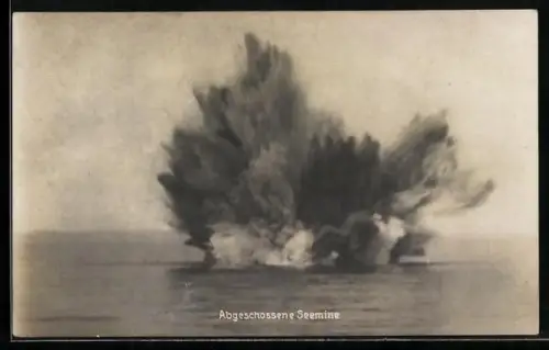 Foto-AK Detonierende Seemine nach Abschuss, Kriegsschiff