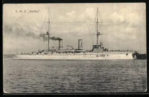 AK Grosser Kreuzer SMS Hertha vor Küste, Kriegsschiff