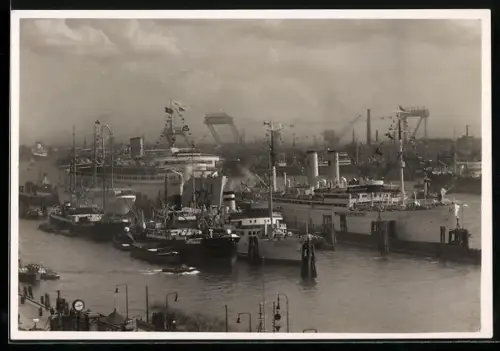 AK Hamburg, KdF-Schiffe Wilhelm Gustloff und Oceana an der Überseebrücke, Passagierschiff