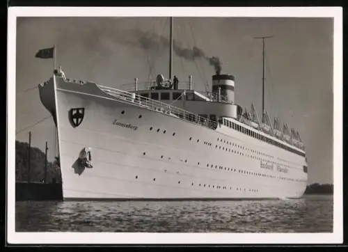 AK Turbinenschiff Tannenberg vom Seedienst Ostpreussen, Bugansicht, Passagierschiff, -Fahne