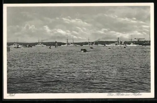 AK Kiel, Die Flotte im Kriegshafen, im Hintergrund Hammerkran