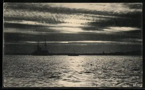 AK Kriegsschiff in der Abenddämmerung im Kriegshafen