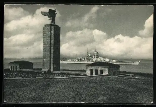AK Schlachtschiff der Kriegsmarine in der Kieler Förde vor dem Ehrenmal