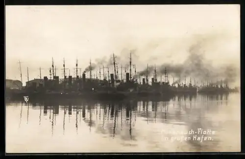Foto-AK Minensucher-Flotte im Hafen im Päckchen liegend