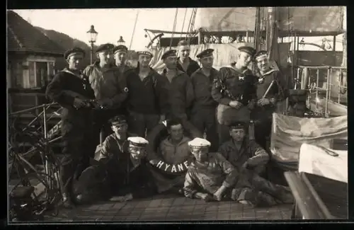 Foto-AK Besatzung vom Kanonenboot Hyäne an Deck