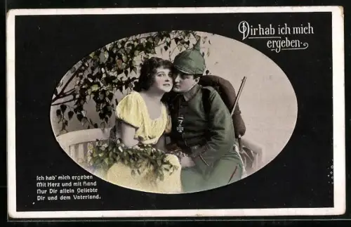 AK Soldat in Uniform mit Eisernem Kreuz und Pickelhaube umarmt seine Liebste