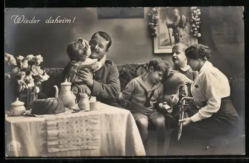 AK Soldat ist wieder daheim bei seiner Familie, Soldatenliebe