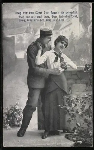 AK Soldat in Uniform schäkert mit Frau, Soldatenliebe