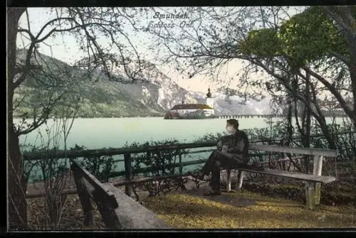 AK Gmunden, Schloss Ort, Seeufer mit Bank und Bergpanorama