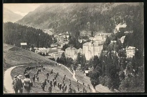 AK Bad Gastein, Ortsansicht von der Schillerhöhe, Wanderer
