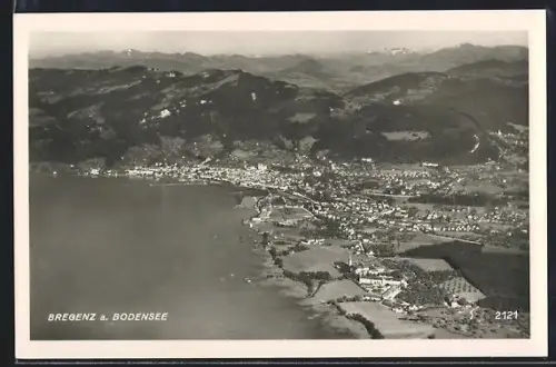AK Bregenz a. Bodensee, Luftaufnahme mit Stadt, Ufer und Gebirgspanorama