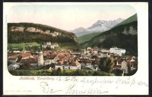 AK Feldkirch /Vorarlberg, Stadtpanorama mit Turm und Gebirgsblick