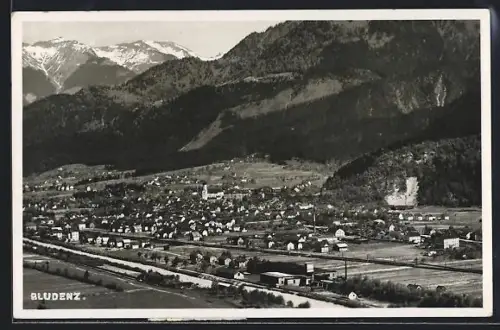AK Bludenz, Panorama mit Kirche und Gebirgskulisse