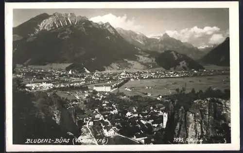 AK Bludenz-Bürs /Vorarlberg, Panorama mit Ort und Bergkulisse