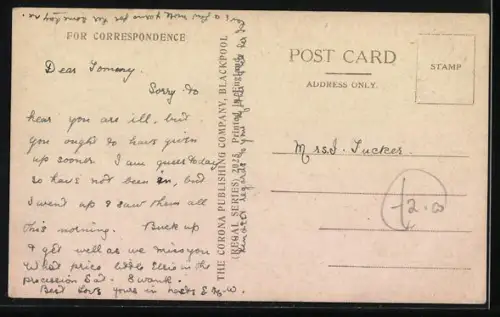 Künstler-AK Mann übernimmt die stereotypischen Aufgaben einer Frau, während diese liest und raucht