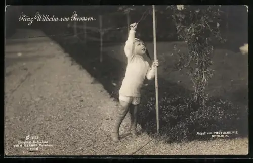 AK Kronprinz Wilhelm von Preussen hält sich an einer Kette fest