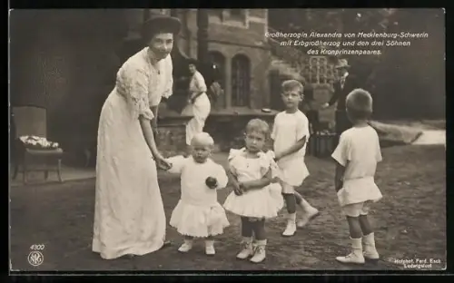 AK Grossherzogin von Mecklenburg-Schwerin mit den drei Söhnen des Kronprinzenpaars
