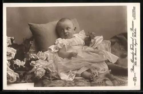 AK Prinz Alexander Ferdinand von Preussen als Baby im mit Rosen dekorierten Bett