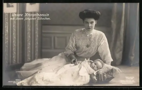AK Die Kronprinzessin, Ehefrau von Kronprinz Wilhelm von Preussen mit ihrem jüngsten Sohn