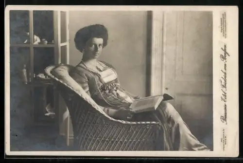 AK Gemahlin von Prinz Eitel Friedrich von Preussen beim Lesen eines Buches