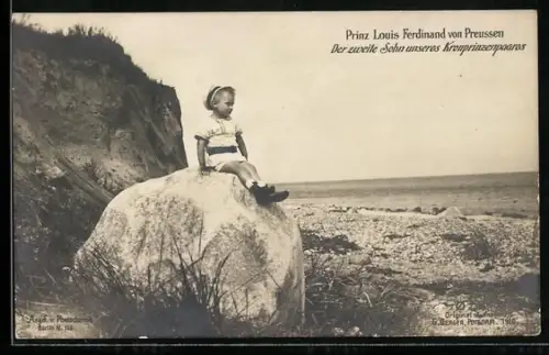 AK Prinz Louis Ferdinand von Preussen auf einem Stein am Strand sitzend