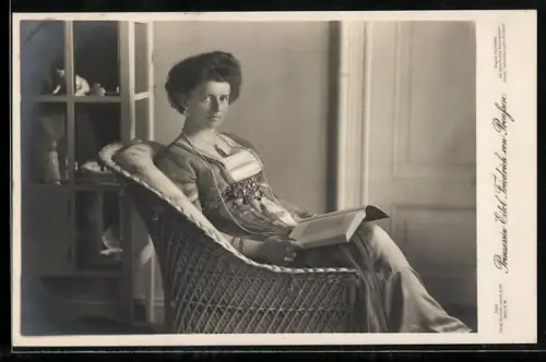 AK Gemahlin von Prinz Eitel Friedrich von Preussen beim Lesen eines Buches