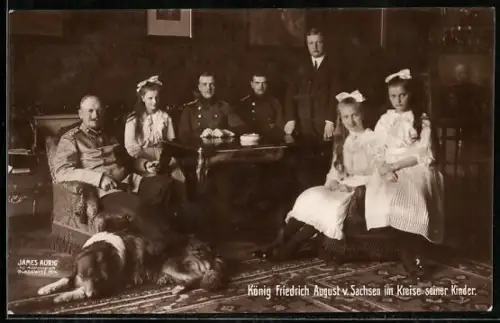 AK König Friedrich August von Sachsen in Uniform im Kreise seiner Kinder, mit dem Hund vorne